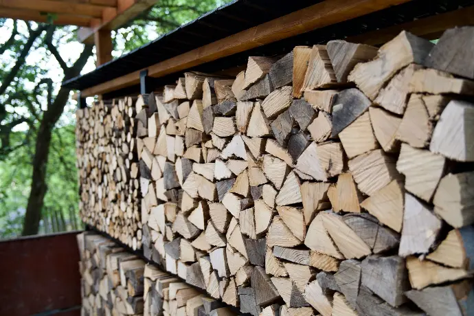 Dřevníková stěna jako součást venkovního posezení