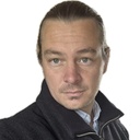 Proměňte skladování dřeva v umění: Příběh unikátní dřevníkové stěny