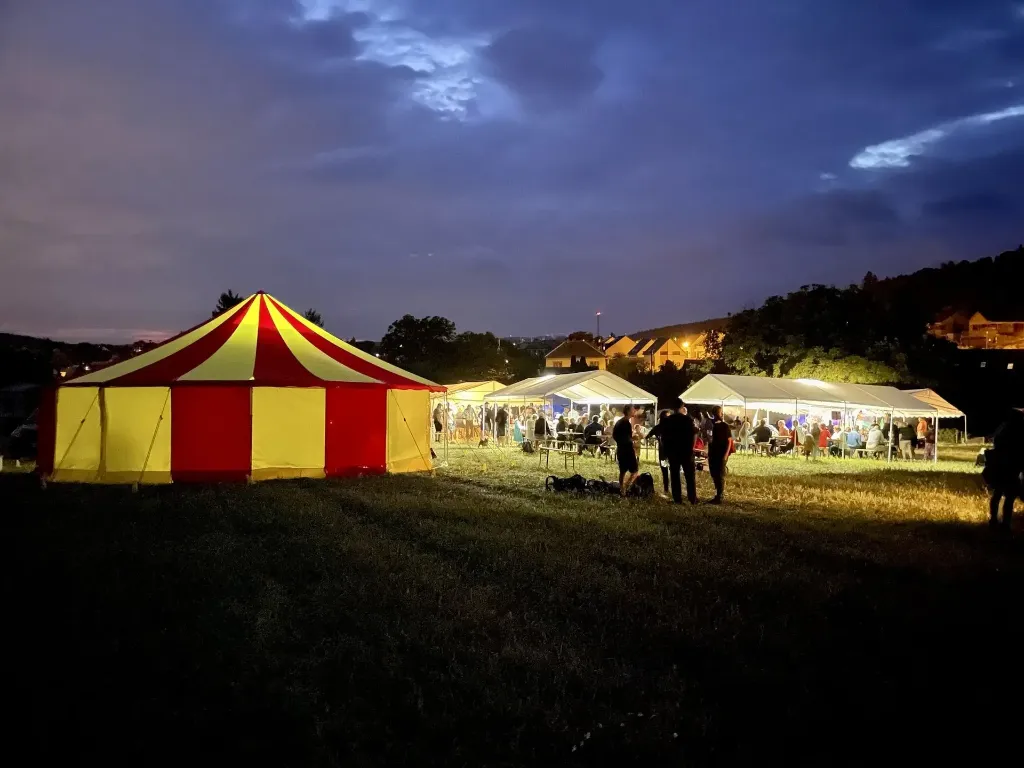 nasvícený stan.webp